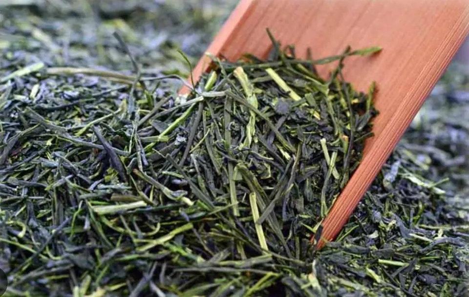 Dried tencha leaf on a wooden scoop